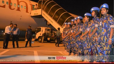 শাহজালাল আন্তর্জাতিক বিমানবন্দর ত্যাগ করার আগে নারী পুলিশ সদস্যরা