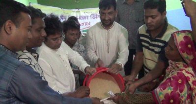 ভিজিএফ-এর চাল বিতরণ করা হচ্ছে