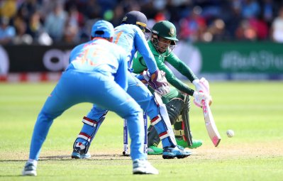 হাফসেঞ্চুরির পথে মুশফিকের শট