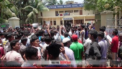 থানা ঘেরাও করে ইজিবাইক চালকদের বিক্ষোভ