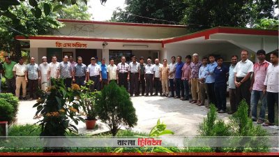 জিএম অফিস ঘেরাও করে নরসিংদীতে জুট মিলের কর্মকর্তাদের কর্মবিরতি পালন