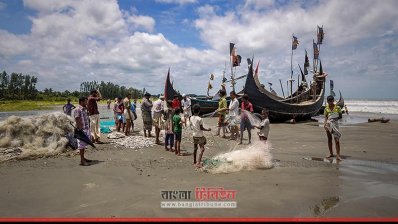 মাছ ধরার ওপরে নিষেধাজ্ঞা থাকায় অলস সময় কাটাচ্ছেন জেলেরা