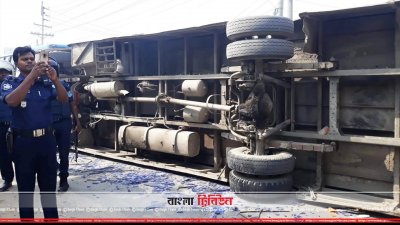 আশুলিয়ায় বাসে ভাঙচুর ও অগ্নিসংযোগ