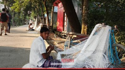 জাল বোনায় ব্যস্ত এক জেলে