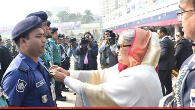 পারভেজ মিয়াকে বিপিএম পদক পরিয়ে দিচ্ছেন প্রধানমন্ত্রী শেখ হাসিনা