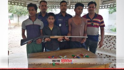 অস্ত্র ও কার্তুজসহ আটক তিন রোহিঙ্গা (সামনে)