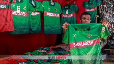 ক্রেতাদের জার্সি দেখাচ্ছেন ব্যবসায়ী