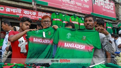 ফুটপাতে বিক্রি হচ্ছে জার্সি