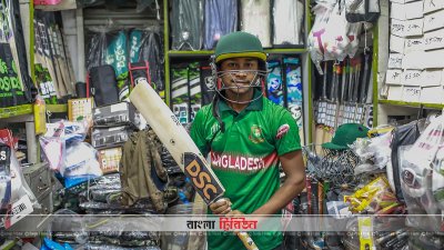 প্রিয় দলের জার্সি গায়ে এক সমর্থক