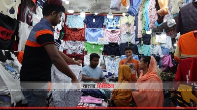 ঈদের পোশাক কিনছেন ক্রেতারা