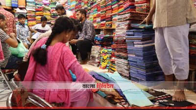ঈদের পোশাক কিনছেন ক্রেতারা
