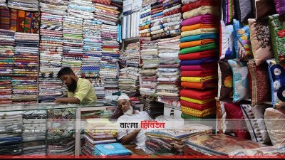 ক্রেতাশুন্য দোকানি একটু ঘুমিয়ে নিচ্ছেন