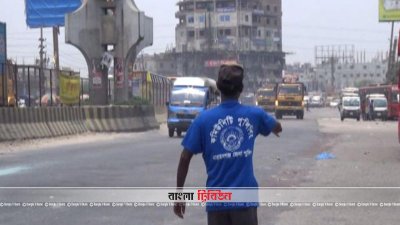 যানজটমুক্ত সড়কে দায়িত্ব পালন করছে কমিউনিটি পুলিশ