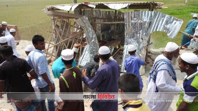 মাদক সেবনের ঘর ভেঙে দিচ্ছে উত্তেজিত জনতা 