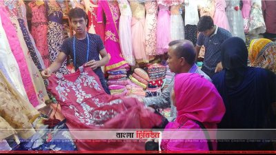 দোকানগুলো সারাদিনই ক্রেতার ভিড় 