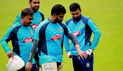 হাতে আঘাত পেয়ে মাঠ ছাড়েন তামিম, শুক্রবার দ্য ওভালে। ছবি: বিসিবি