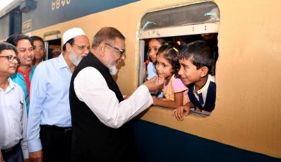 কমলাপুর রেলওয়ে স্টেশনে মুক্তিযুদ্ধ বিষয়ক মন্ত্রী মোজম্মেল হক যাত্রীদের সঙ্গে কথা বলেন।