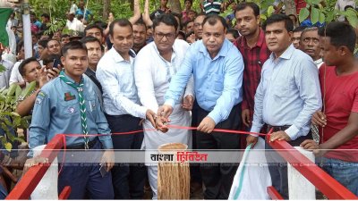 ফিতা কেটে সেতুর উদ্বোধন করেন দিনাজপুর-৬ আসনের সংসদ সদস্য শিবলী সাদিক ও জেলা প্রশাসক মাহামুদুল আলম 
