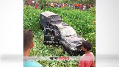 গার্মেন্টসকর্মীদের চাপা দিয়ে নিয়ন্ত্রণ হারিয়ে খাদে পড়ে যাওয়া পুলিশের গাড়ি