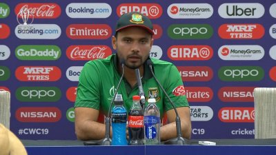 সংবাদ সম্মেলনে মাশরাফি মুর্তজা। 