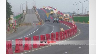 ছবিটি মঙ্গলবার বিকালে দাউদকান্দির গোমতী ব্রিজ এলাকা থেকে তোলা