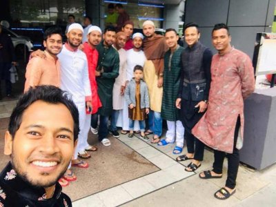 সতীর্থদের সঙ্গে সেলফি তুলে দারুণ খুশি মুশফিক