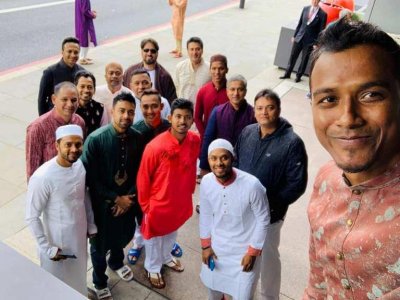 সেলফি তুললেন রুবেলও