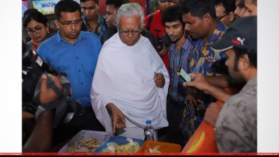 বাজার তদারকিতে মঞ্জুর মোহাম্মদ শাহরিয়ার