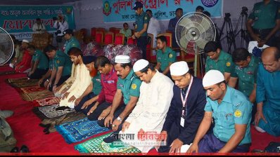 ঈদগাহে নামাজে অংশ নেন পুলিশের অনেক কর্মকর্তা