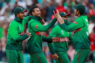 উইকেট শিকারের পর সাকিবকে ঘিরে উল্লাস
