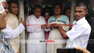 সংসদ সদস্য একরামুল করিম চৌধুরী ক্ষতিগ্রস্তদের ঘর উদ্বোধন করছেন