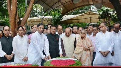 জাতির পিতা বঙ্গবন্ধু শেখ মুজিবুর রহমানের প্রতিকৃতিতে আওয়ামী লীগের শ্রদ্ধা 