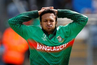 সাকিবের প্রতিক্রিয়াই বলে দিচ্ছে দুই ওপেনার দুশ্চিন্তা বাড়াচ্ছে বাংলাদেশের। ছবি-রয়টার্স।