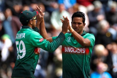সাইফউদ্দিন উইকেট তুলে শেষ দিকে চাপ সৃষ্টি করেছিলেন।
