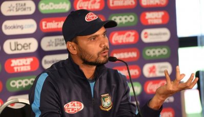 কার্ডিফের সংবাদ সম্মেলনে মাশরাফি। ছবি: বিসিবি