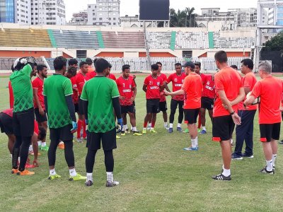অনুশীলনে খেলোয়াড়দের নির্দেশনা দিচ্ছেন জেমি