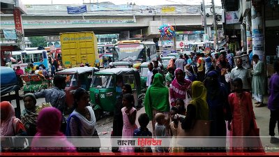চন্দ্রা মোড়ে গাড়ির জন্য অপেক্ষমাণ যাত্রীরা