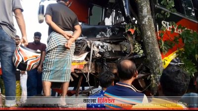 গাছের সঙ্গে বাসের ধাক্কা, হেলপার নিহত