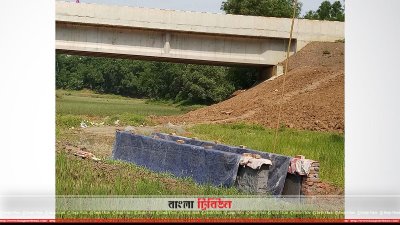 সেতুর নিচে বাঁধ নির্মাণের কাজ চলছে