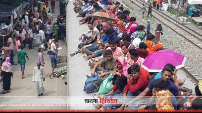 ঝুঁকি নিয়ে ছাদে উঠেছেন রাজধানীমুখী যাত্রীরা