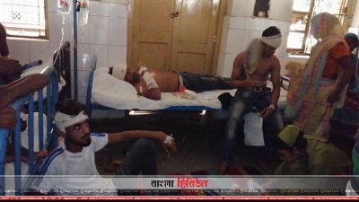 হাসপাতালে আহত শ্রমিকদের কয়েকজন