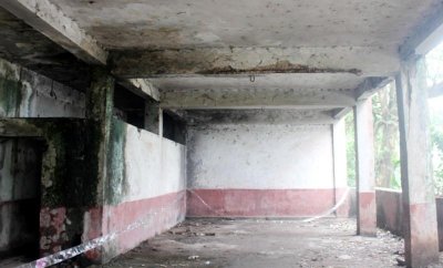 রেলস্টেশনের ঝুঁকিপূর্ণ ভবন  