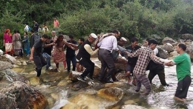 ভারতে বাস খাদে পড়ে নিহত ৪৪