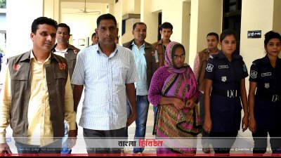 টাকা নেওয়ার সময় আটক এসআই ও নারী (সামনের মাঝে)