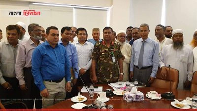মেয়াদোত্তীর্ণ ওষুধ ২ জুলাইয়ের মধ্যে সরানোর সিদ্ধান্ত নেওয়ার পর বৈঠকে উপস্থিত সব সংস্থার সদস্যদের সঙ্গে ওষুধ প্রশাসন অধিদফতরের মহাপরিচালক মেজর জেনারেল মো. মাহবুবুর রহমান।