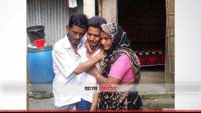 বাবা-মায়ের সঙ্গে তিউনিসিয়াফেরত মাদারীপুরের আজাদ রহমান (ছবি– প্রতিনিধি)