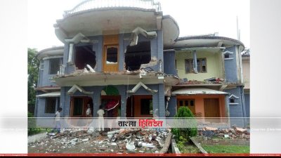 ভেঙে তছনছ ইয়াবা ব্যবসায়ীর বাড়ি (ছবি&ndash; প্রতিনিধি)