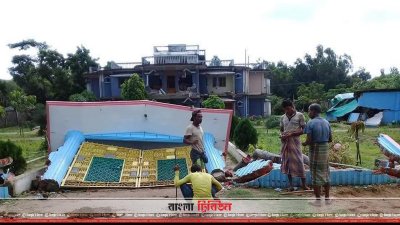 ভেঙে তছনছ ইয়াবা ব্যবসায়ীর বাড়ি (ছবি&ndash; প্রতিনিধি)