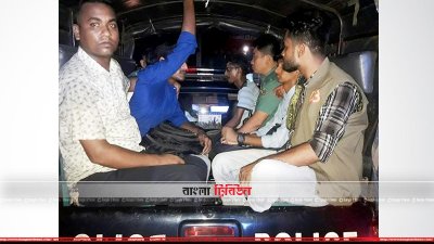 আটক চারজনকে গাড়িতে করে নিয়ে যাচ্ছে পুলিশ (ছবি&ndash; প্রতিনিধি)