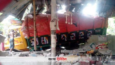 মন্দিরে ঢুকে যাওয়া ট্রাক